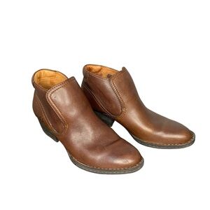 Born brown leather ankle boots style‎ W82113 CQG10. Size 8